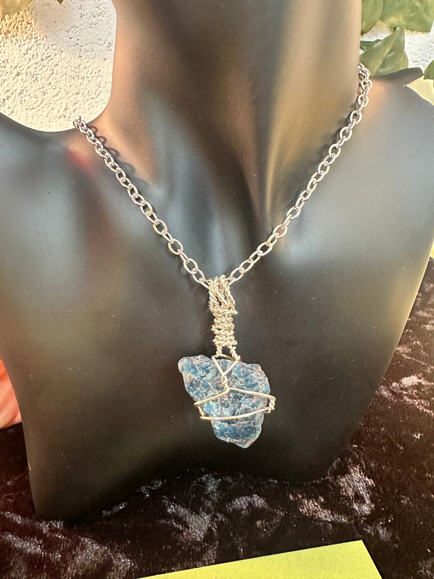 Blue sodalite w chain