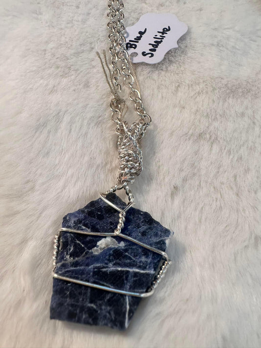 Blue sodalite w chain